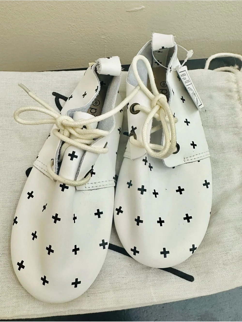 NWT Piper Finn White Kids' Moccasin Tie Shoes with Black Cross Pattern Sz 8T